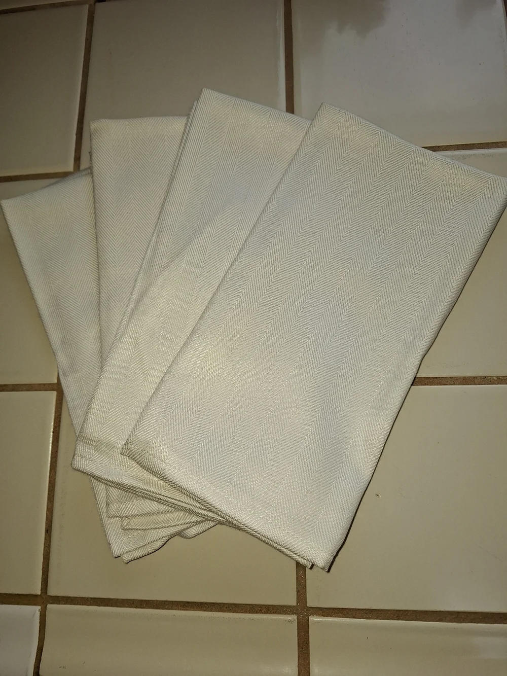 Set Of Four Embroidered Scalloped Edge Table Napkins in Cream/Ecru